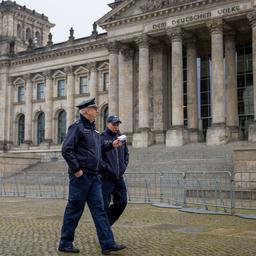 Duitse politie arresteert 25 rechts-extremisten die mogelijk parlement wilden aanvallen