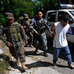 El Salvador zegt al ruim 140 bendeleden opgepakt te hebben in omsingelde stad