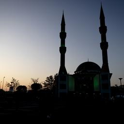 Honderden moskeeën doen aangifte tegen minister om toezicht weekendscholen