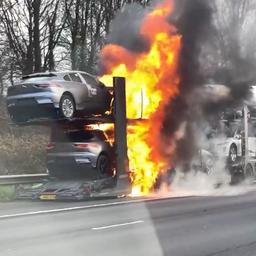 Video | Jaguar-SUV’s vliegen in brand op Engelse snelweg