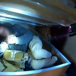 Video | Man in VS verstopt zich onder matras en vuurt op politie