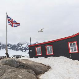 ‘Meest afgelegen postkantoor ter wereld’ uitgegraven onder Antarctische sneeuw