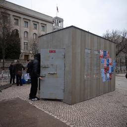Video | Aanhangers Navalny plaatsen replica van zijn cel in Berlijn