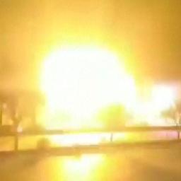Video | Beelden tonen explosie op dak van Iraanse wapenfabriek