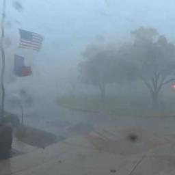 Video | Beveiligingscamera toont hoe tornado door Texaanse stad raast