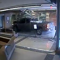 Video | Bewakingscamera filmt hoe auto politiebureau in rijdt in VS
