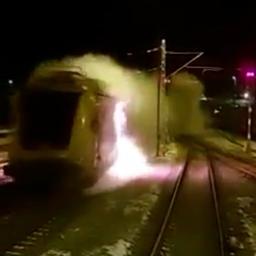 Video | Brandende ‘spooktrein’ dendert over Duits spoor