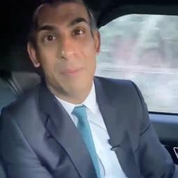Britse premier Sunak krijgt boete omdat hij geen gordel droeg in rijdende auto