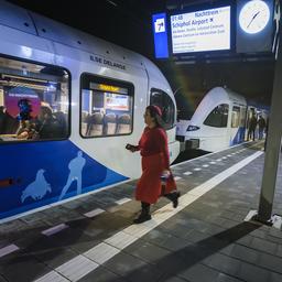 Eerste rit Arriva-nachttrein vanuit Groningen zit erop, bands zorgen voor vertier