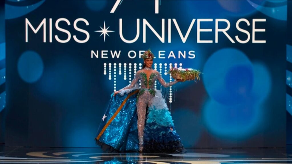 Gabriela Dos Santos in nationaal kostuum bij Miss Universe