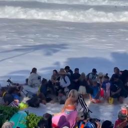 Video | Golf overspoelt publiek tijdens surfwedstrijd in Hawaii