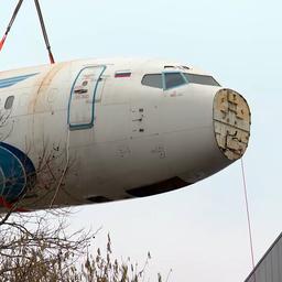 Video | Hijskraan plaatst oude Boeing voor studenten in Limburgse hangaar