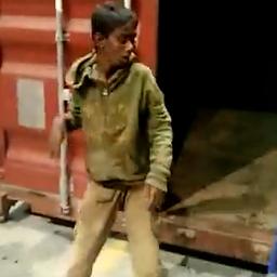 Video | Jongen na zes dagen op zee bevrijd uit container in Maleisië