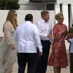 Video | Koningspaar en prinses Amalia bezoeken slavenhuisjes op Bonaire
