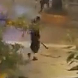 Video | Man loopt met zwaard over straat na aanval in Spaanse kerk
