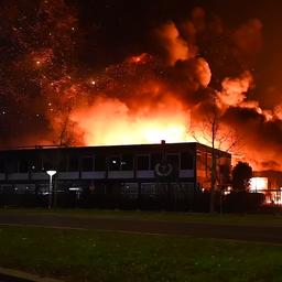 Video | Metershoge vlammen slaan uit bedrijfspand in Almelo