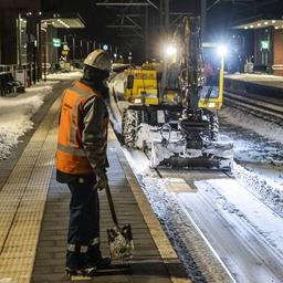 Minder treinen in Limburg door sneeuw, code geel in meeste provincies