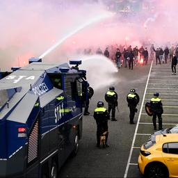 Politie bekogeld met vuurwerk bij Feyenoord-Ajax, zeker zeven aanhoudingen