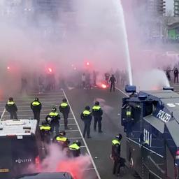 Video | Politie zet waterkanon in tegen vuurwerkgooiers bij Klassieker