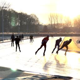 Video | Schaatsers genieten in Winterswijk van eerste natuurijs van 2023