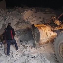 Video | Syriërs zoeken met bulldozer naar overlevenden ingestort gebouw