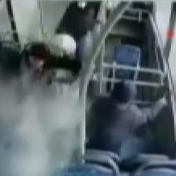 Video | Turkse bus met passagiers rijdt het water in