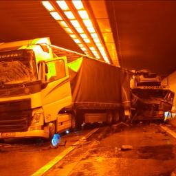 Video | Twee vrachtwagens total loss na kop-staartbotsing bij Antwerpen