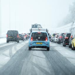 Verkeer in Noord-Brabant kampt met files door sneeuw en gladheid