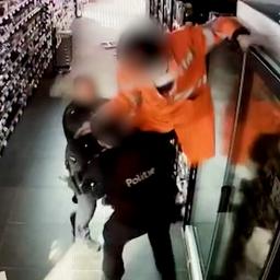 Video | Verstopte inbreker valt voor neus van politie uit plafond in België