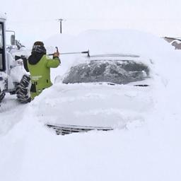 Video | Voertuigen zitten vast in de sneeuw in extreem koud Japan