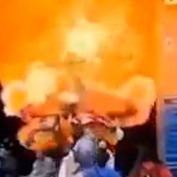 Video | Vuurbal doordat bewaker tros ballonnen in brand steekt