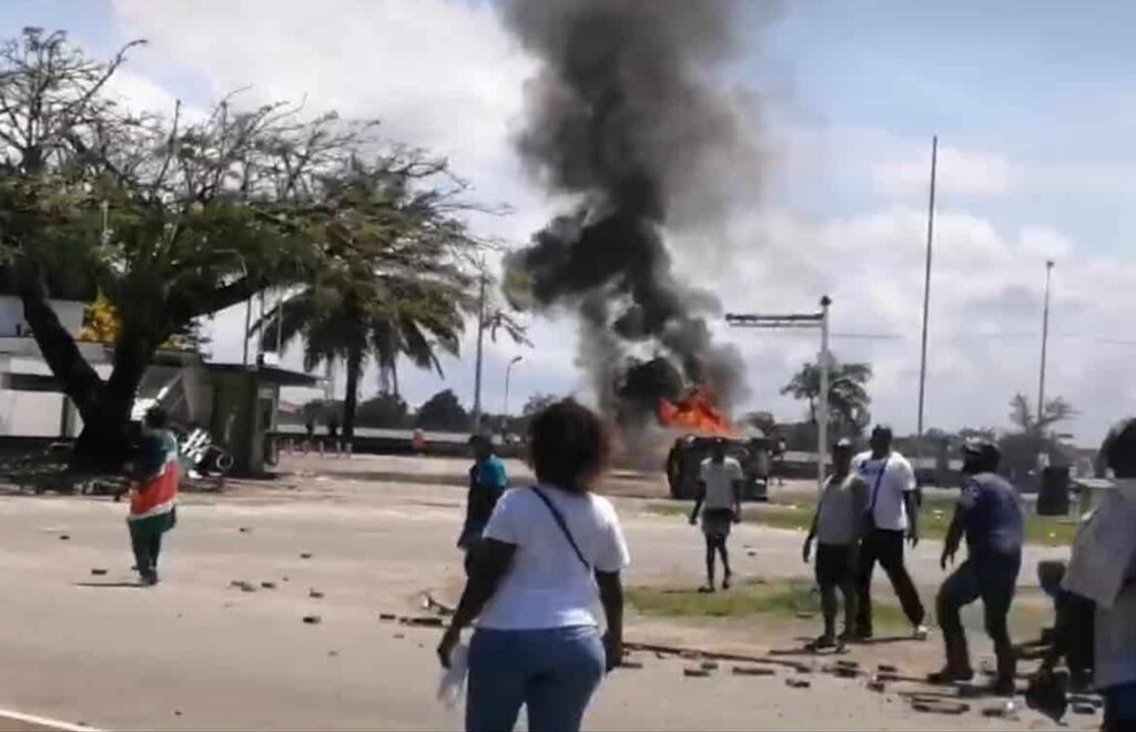Demonstranten dringen parlementsgebouw binnen en vernielingen in Paramaribo