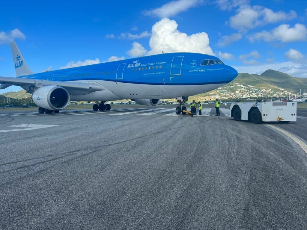 Reizigers gestrand op Sint Maarten na problemen met KLM-vliegtuig