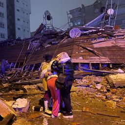 Al ruim 300 doden in Turkije en Syrië na zware aardbeving
