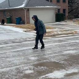 Video | Amerikaan schaatst op beijzelde straat in Texas na hevige sneeuwstorm