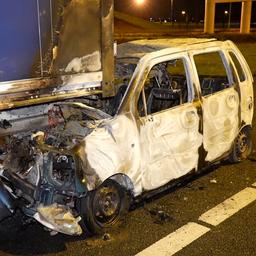 Video | Auto zit klem onder vrachtwagen na zwaar ongeluk op A15