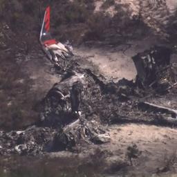 Video | Blusvliegtuig brandt uit na crash in Australië, piloten lichtgewond