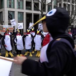 Video | Britten demonstreren in pinguïnpakken tegen komst olieplatform