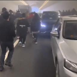 Video | Chinezen laten auto’s in bergtunnel achter vanwege brand