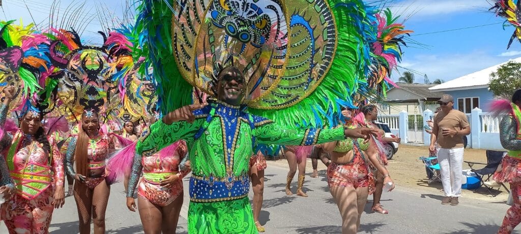 Straten van Curaçao weer gevuld met kleurrijke kostuums tijdens Gran Marcha