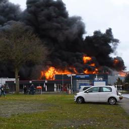 Video | Grote zwarte rookwolken bij brand in Drenthe