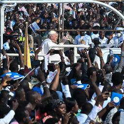 Video | Honderden Congolezen juichen paus toe in Kinshasa