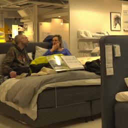 Video | Honderden vrijgezellen speeddaten in Utrechtse IKEA