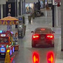 Video | Inbrekers rijden met auto Canadees winkelcentrum binnen