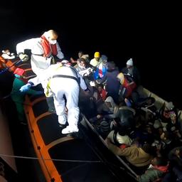 Video | Italiaanse kustwacht redt migranten van overvolle boot