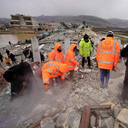 Liveblog | Nederlandse hulpverleners naar Turkije, dodental aardbeving boven 2.200