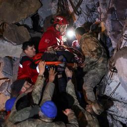 Nu ruim 3.700 doden in Syrië en Turkije door aardbevingen, vrees voor veel meer