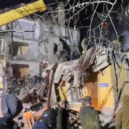 Video | Oekraïense hulpdiensten zoeken vermisten onder puin na raketaanval