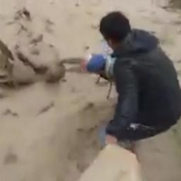 Video | Peruanen redden man uit modderstroom