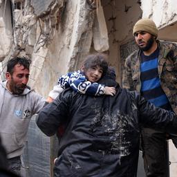 In beeld | Syrië en Turkije zoeken dag na aardbevingen naar overlevenden